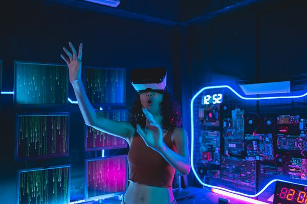 Comment un jeu de simulation de vie dans l'espace peut-il intégrer des données scientifiques réelles pour enseigner l'astronomie?